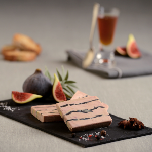 Représentation sur ardoise de foie gras truffé avec ses figues